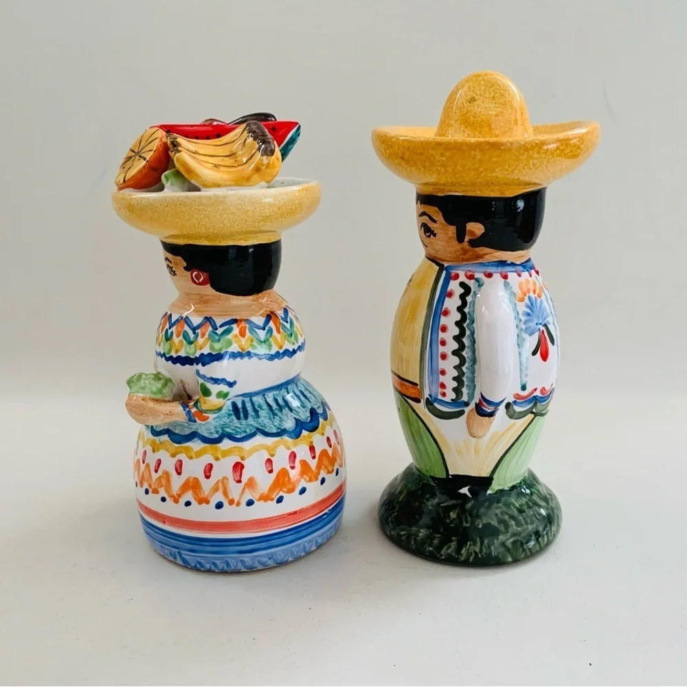 HandPainted MEXICAN FOLK ART Colorful SALT & PEPPER Couple SHAKERS Terracotta